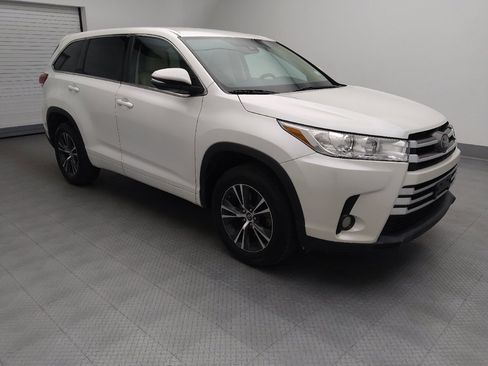 Used 2018 Toyota Highlander Plus FWD image 11