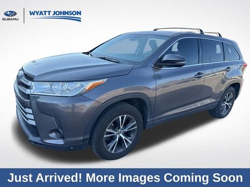 Used 2018 Toyota Highlander LE image 1