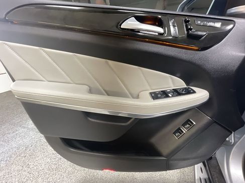 Used 2015 Mercedes-Benz GL 550 4MATIC image 23