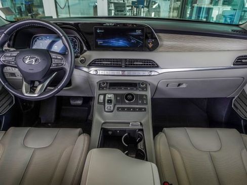 Used 2022 Hyundai Palisade Limited w/ Winter Package FWD image 4
