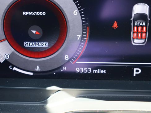 Used 2024 Nissan Pathfinder Platinum w/ Lighting Package (N92) FWD image 12