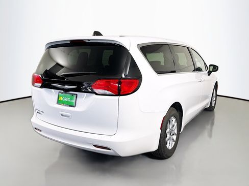 Used 2023 Chrysler Voyager LX image 10