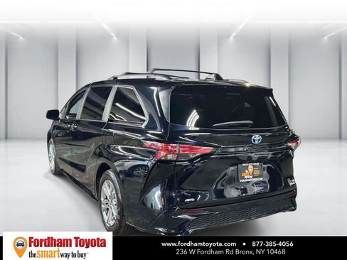 Used 2023 Toyota Sienna XSE AWD/4WD image 5