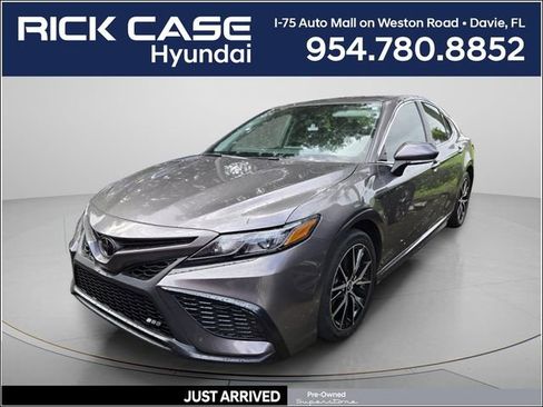 Used 2024 Toyota Camry SE FWD image 1