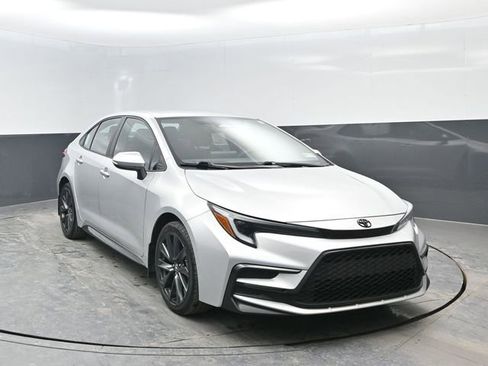 Used 2023 Toyota Corolla SE image 2