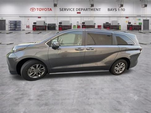 Used 2025 Toyota Sienna LE w/ LE Plus Package FWD image 5
