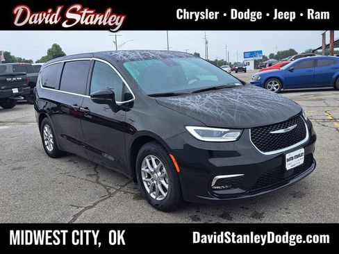 Used 2025 Chrysler Pacifica Select FWD image 1