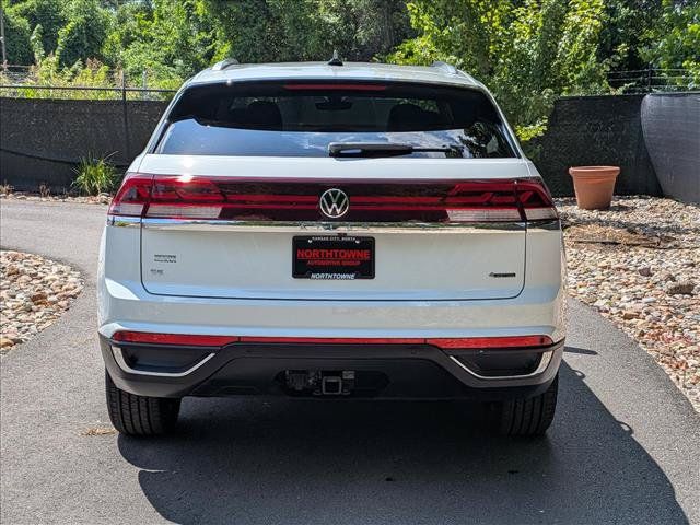 Certified 2025 Volkswagen Atlas Cross Sport SE w/ Panoramic Sunroof Package AWD/4WD image 4