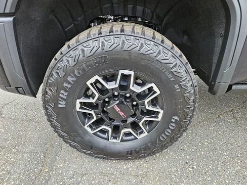 New 2026 GMC Sierra 2500 AT4X w/ LPO, Black Badging Package AWD/4WD image 9