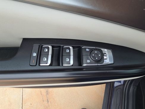 Used 2024 Kia Carnival LX FWD image 28