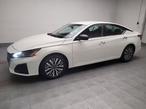 Used 2025 Nissan Altima 2.5 SV FWD image 2