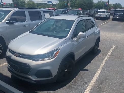 Used 2019 Chevrolet Trax LT w/ LT Convenience Package FWD image 2