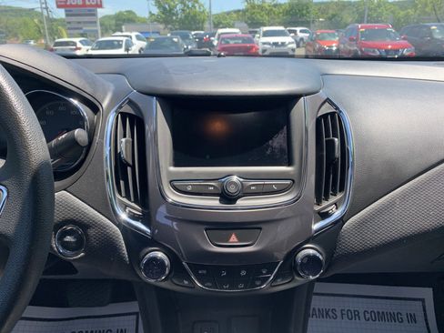 Used 2019 Chevrolet Cruze LT w/ Convenience Package FWD image 13