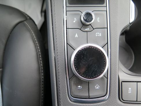 Used 2025 Cadillac XT4 Premium Luxury image 13