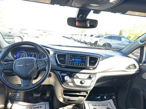 Used 2020 Chrysler Pacifica Touring w/ S Appearance Package image 15