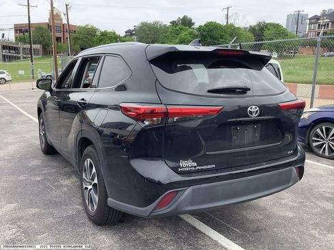 Used 2021 Toyota Highlander XLE FWD image 4