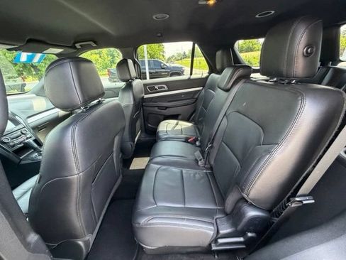 Used 2017 Ford Explorer XLT w/ Equipment Group 202A AWD/4WD image 35