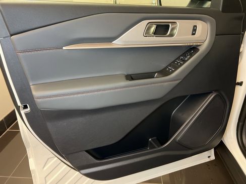 Used 2025 Ford Explorer Active w/ Active Comfort Package image 26