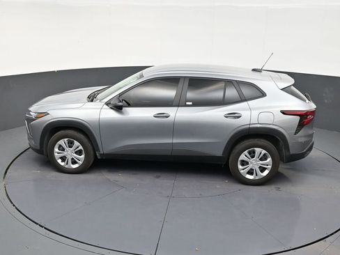 Used 2025 Chevrolet Trax LS FWD image 13