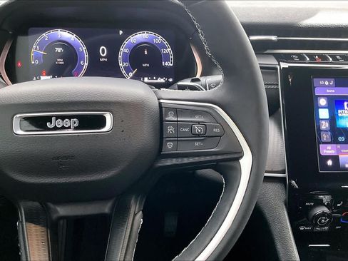 Used 2025 Jeep Grand Cherokee Altitude RWD image 24