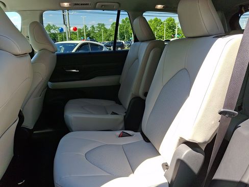 Used 2024 Toyota Grand Highlander AWD image 9