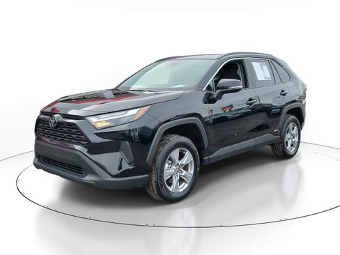 Used 2025 Toyota RAV4 XLE image 2
