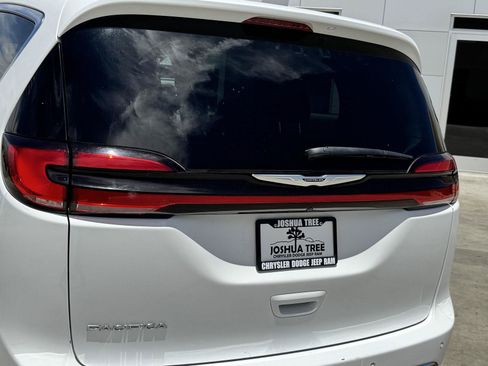 Used 2024 Chrysler Pacifica Touring-L FWD image 11