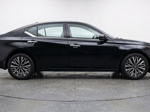 Used 2025 Nissan Altima 2.5 SV FWD image 11