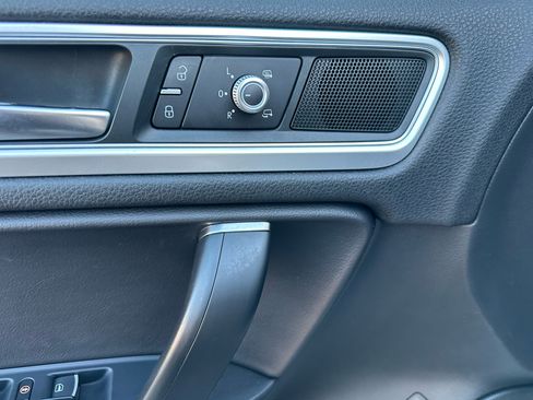 Used 2016 Volkswagen Touareg Sport image 25