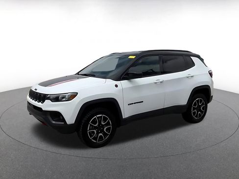 Used 2025 Jeep Compass Trailhawk AWD/4WD image 8