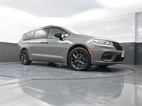 Used 2023 Chrysler Pacifica Limited w/ Uconnect Theater Family Group image 25