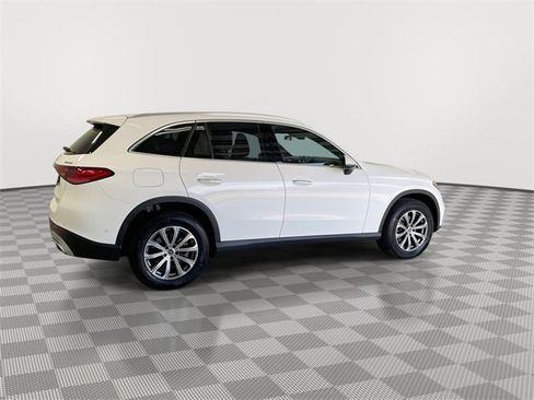 Used 2025 Mercedes-Benz GLC 300 4MATIC image 11