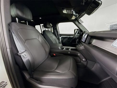 Used 2025 Land Rover Defender 110 V8 image 30