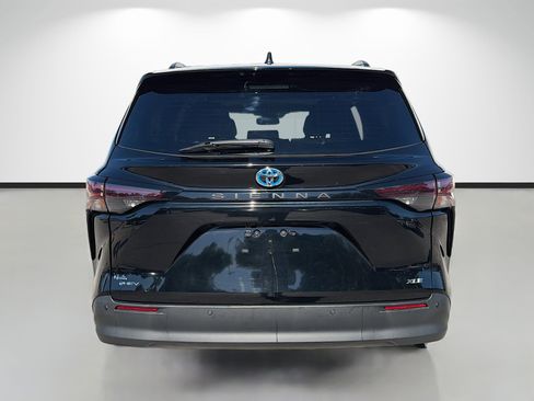 Used 2025 Toyota Sienna XLE w/ XLE Plus Package FWD image 4