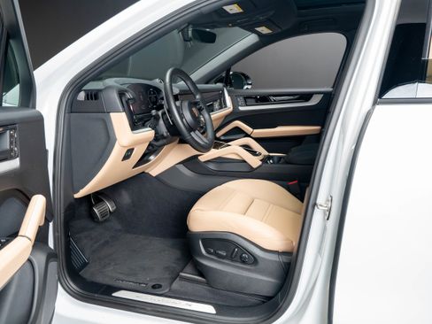 Certified 2025 Porsche Cayenne S AWD/4WD image 4