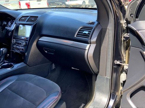 Certified 2018 Ford Explorer XLT w/ Equipment Group 202A image 17