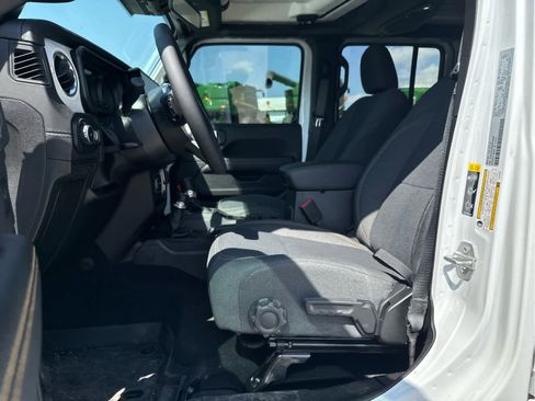 Used 2025 Jeep Wrangler Unlimited Sahara AWD/4WD image 26