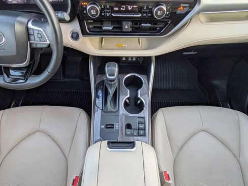 Used 2024 Toyota Highlander Platinum image 20