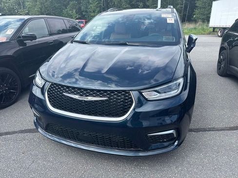 Used 2024 Chrysler Pacifica Pinnacle FWD image 2