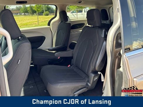 Used 2018 Chrysler Pacifica LX FWD image 16