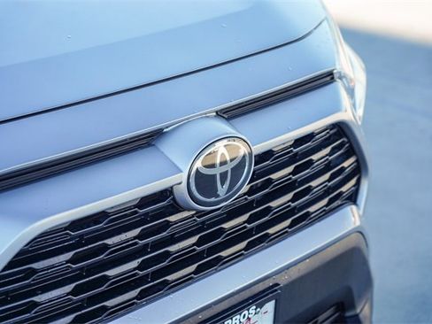 Used 2021 Toyota RAV4 XLE image 5