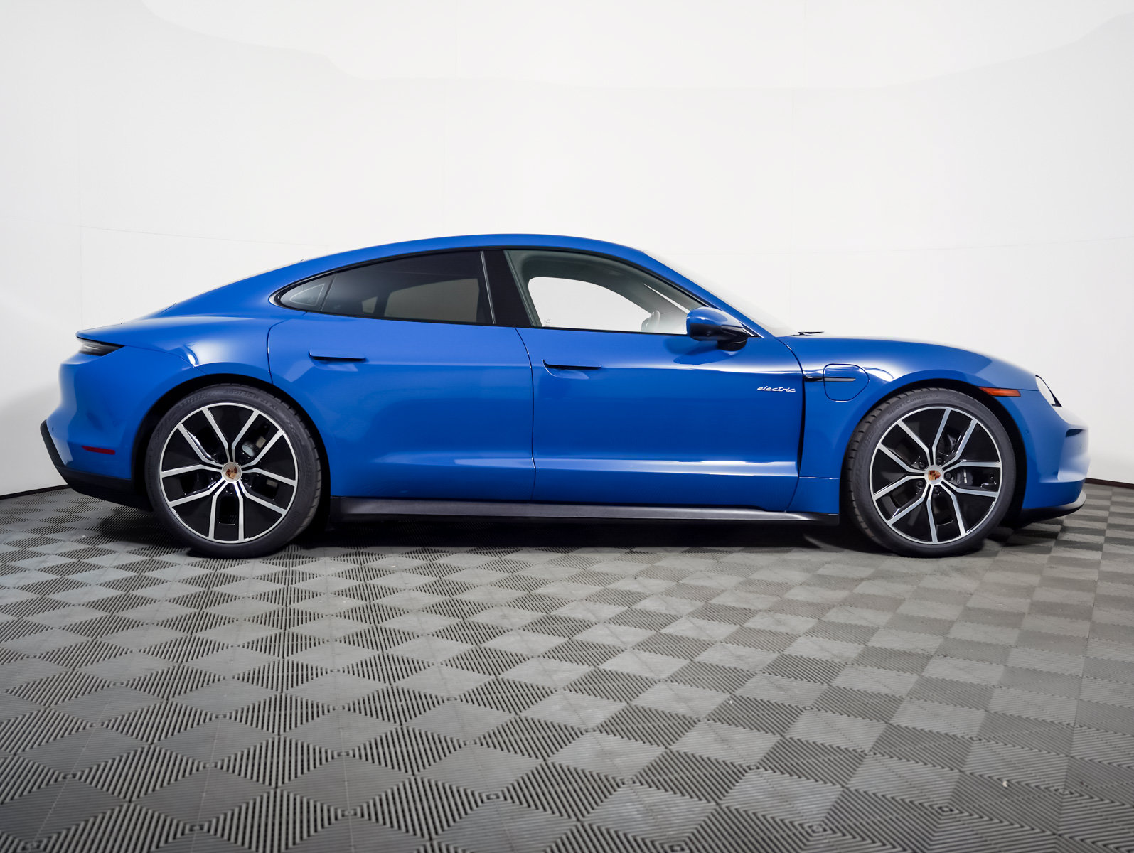 Certified 2025 Porsche Taycan w/ Premium Package AWD/4WD image 9