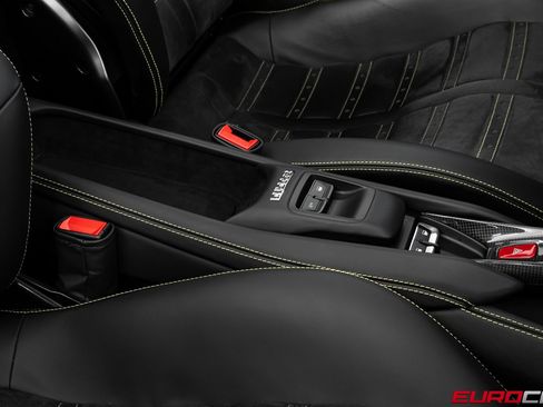 Used 2022 Ferrari F8 Tributo image 38