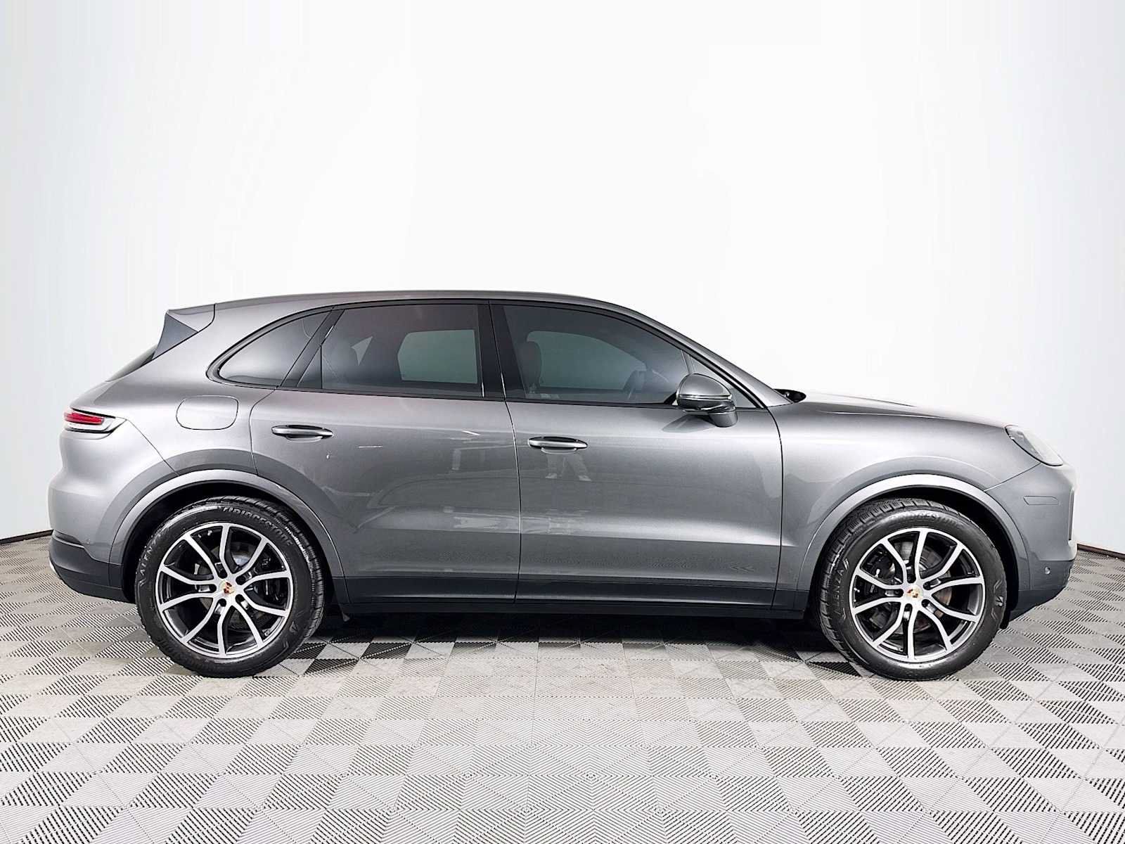 Used 2025 Porsche Cayenne S AWD/4WD image 4