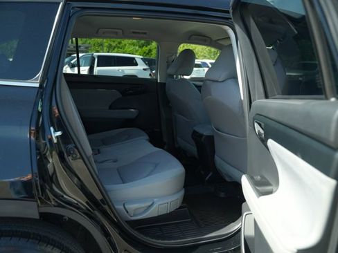 Used 2023 Toyota Highlander L FWD image 21