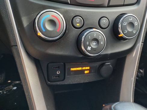 Used 2021 Chevrolet Trax LT w/ LT Convenience Package FWD image 25