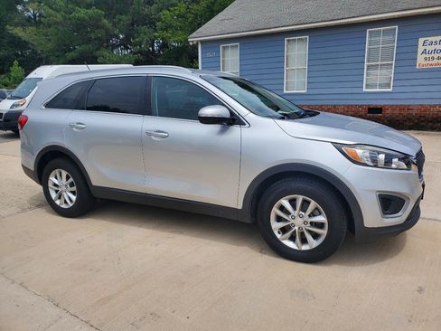 Used 2016 Kia Sorento FWD image 3