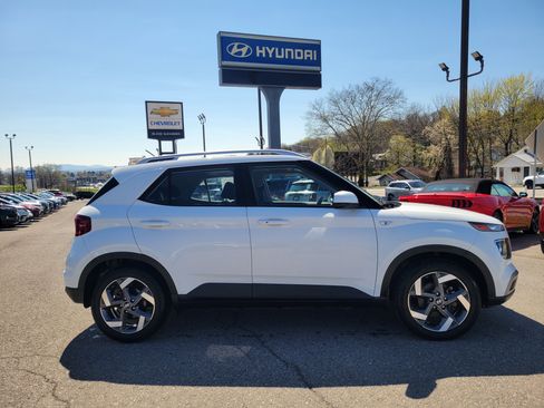 Used 2024 Hyundai Venue SEL image 2