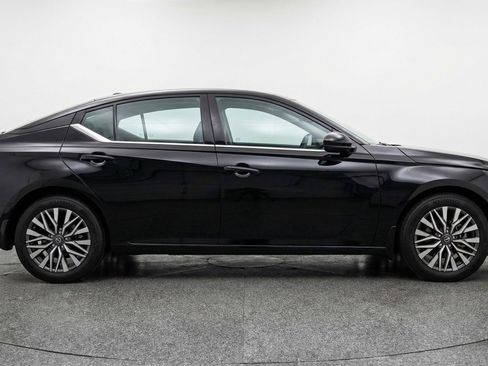 Used 2025 Nissan Altima 2.5 SV FWD image 11