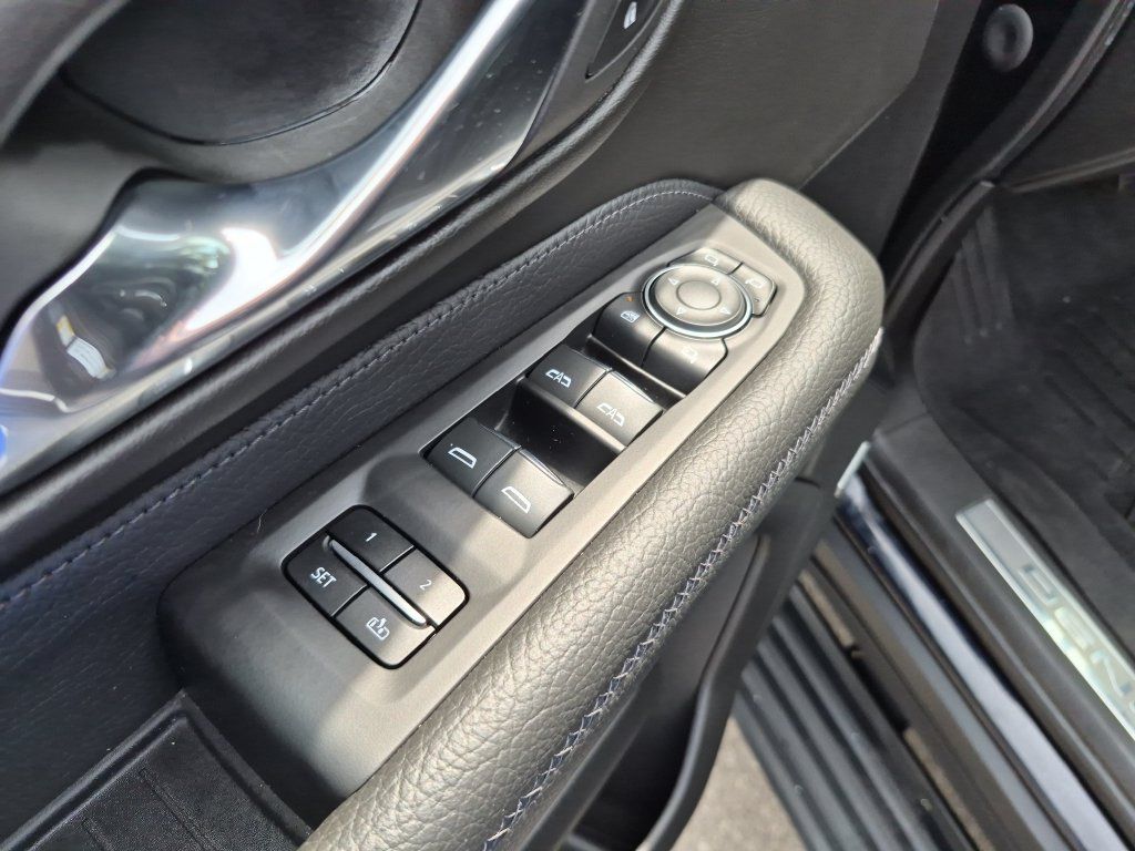 Used 2023 GMC Yukon XL Denali AWD/4WD image 17